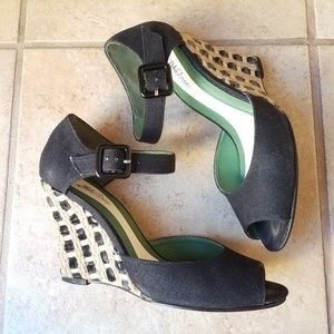 ✔Giving Away in 4 Weeks! Lela Rose Wedges 7.5